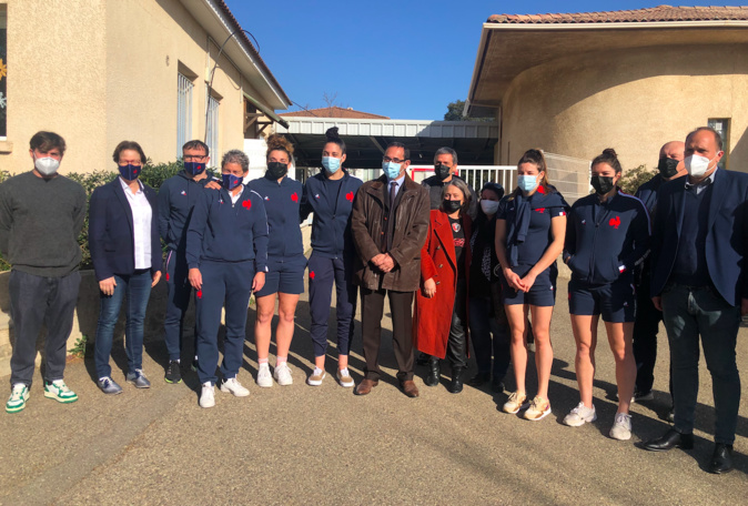 Le directeur académique, DSDEN Haute Corse, Bruno Bénazech , et le maire du village, Yannick Castelli avec l'équipe de France féminine de rugby