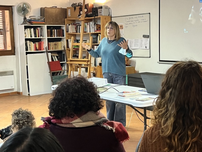 Véronique Orsin devant le public à Lumio