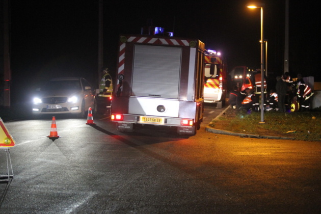 Le véhicule de désincarcération des pompiers ainsi que le SAMU se sont repidement rendus sur les lieux. (Photo Stéphane Gamant). Le véhicule de désincarcération des pompiers ainsi que le SAMU se sont repidement rendus sur les lieux. (Photo Stéphane Gamant).