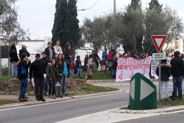 Après avoir tracté sur le rond point de Migliacciaru, les lycéens se sont dirigés par la nationale vers Ghisonaccia. (Photo Stéphane Gamant) .
