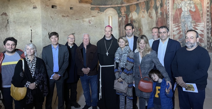 Prêtres, élus et l'équipe de restauration à l'intérieur de la chapelle. Photo CNI. Prêtres, élus et l'équipe de restauration à l'intérieur de la chapelle. Photo CNI.