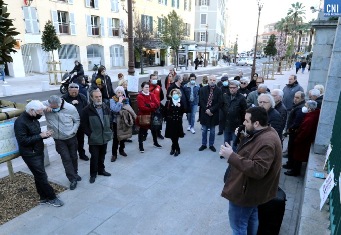 Rassemblement devant les grilles de la préfecture d'Ajaccio (Photo Michel Luccioni)