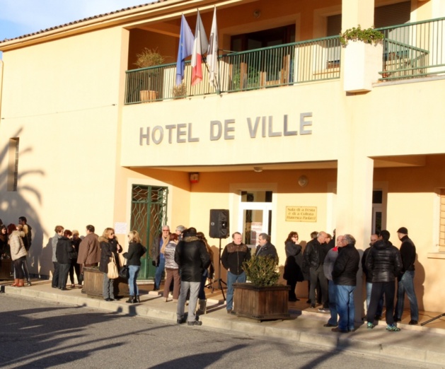 Les personnes présentes s'étaient rassemblées devant l'hôtel de ville pour réclamer l'unité du canton de Ghisoni. (Photo Stéphane Gamant).