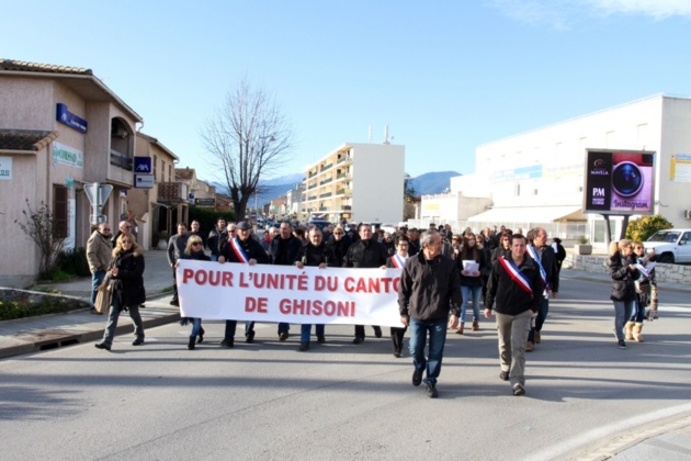 Les manifestants se sont déplacés vers le rond point du Leclerc où ils ont effectué une distributiond de tracts. (Photo Stéphane Gamant).