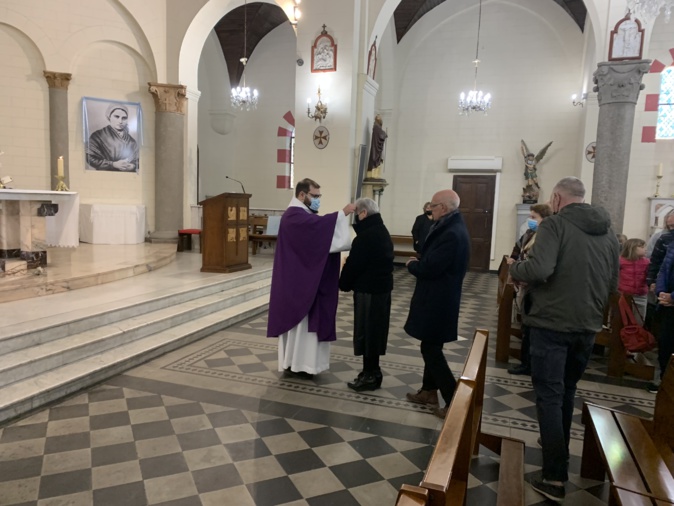 L'abbè Paulo-Victor Lombardi a déposé les cendres sur le front de ses fidèles. L'abbè Paulo-Victor Lombardi a déposé les cendres sur le front de ses fidèles.