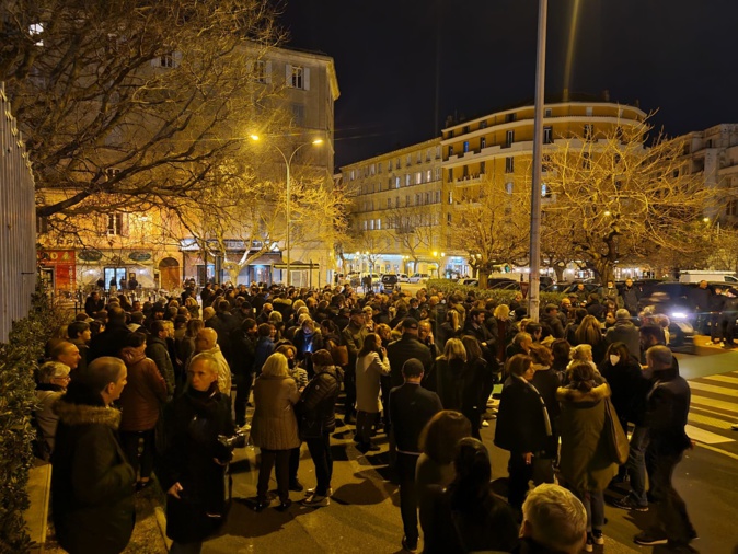 Près de 200 personnes se sont recueillies en silence devant les grilles de la préfecture de Bastia ce mercredi 2 mars.  Crédits Photo : Pierre-Manuel Pescetti