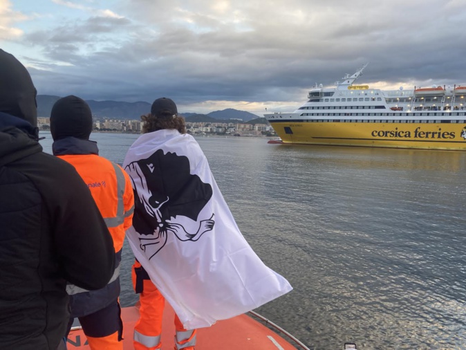 VIDEO - Ajaccio : les marins du STC sur le port pour empêcher "le débarquement des forces répressives"