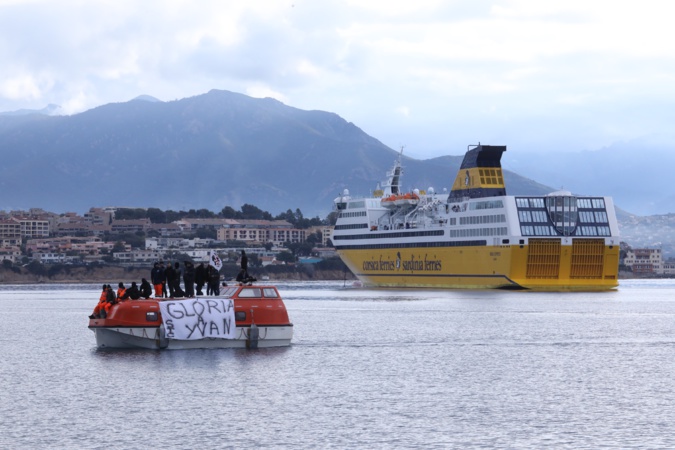 Un canot empêche l'accostage du bâtiment de la Corsica Ferries (Photo et vidéo Michel Luccioni) Un canot empêche l'accostage du bâtiment de la Corsica Ferries (Photo et vidéo Michel Luccioni)