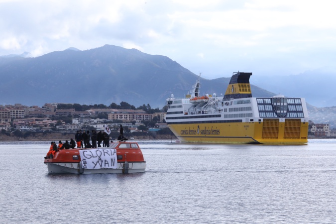 Un canot empêche l'accostage du bâtiment de la Corsica Ferries (Photo et vidéo Michel Luccioni)