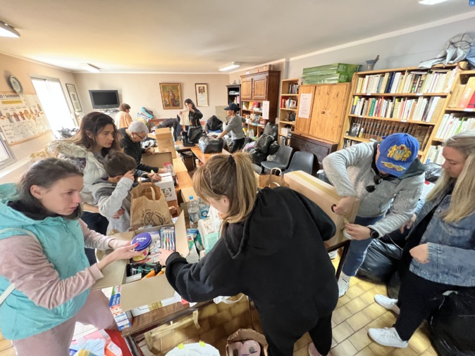 Les bénévoles préparent les cartons. Les bénévoles préparent les cartons.