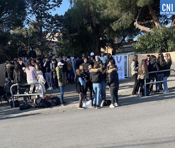 Un blocage devant le lycée Laetitia à Ajaccio ce lundi 7 mars. Crédits Photo : Michel Luccioni