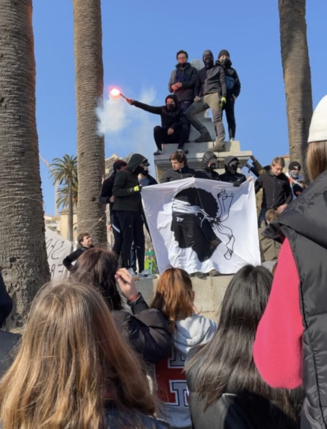 Les lycées sur la place Paoli à Lisula Les lycées sur la place Paoli à Lisula