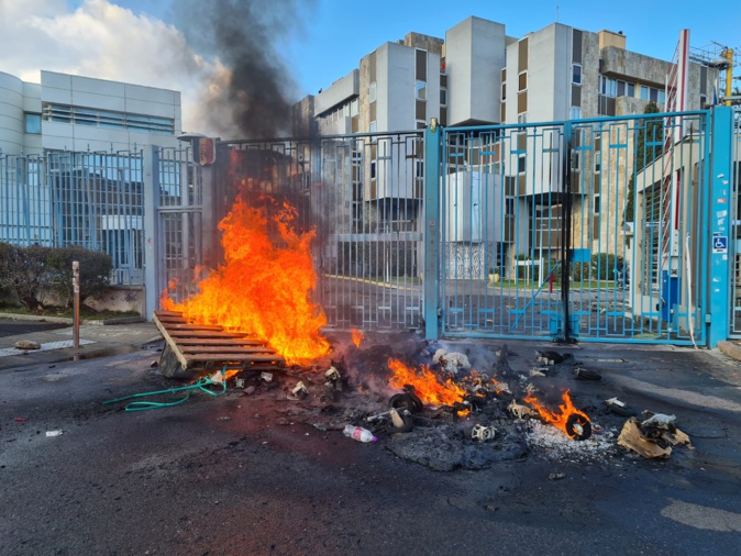 Des pneus ont été brûlés devant la prefecture