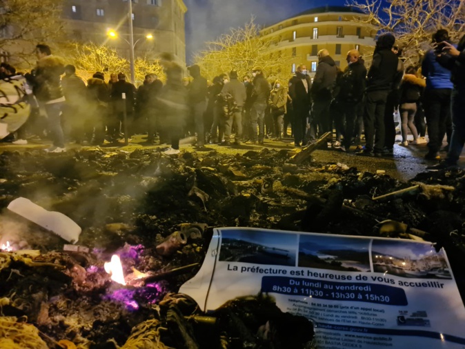 Devant la préfecture de Haute-Corse (Photos P.-M. P) Devant la préfecture de Haute-Corse (Photos P.-M. P)