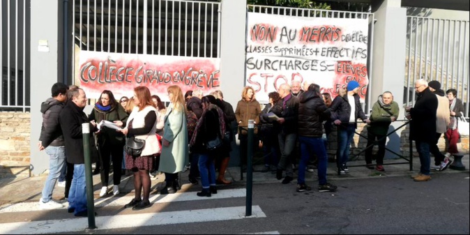 Les enseignants grévistes rassemblés devant le collège Giraud.