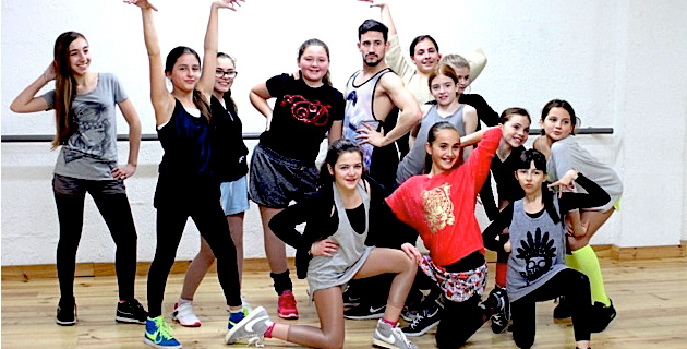 Mehdi Kerkouche entouré de ses élèves 10 12 ans Mehdi Kerkouche entouré de ses élèves 10 12 ans