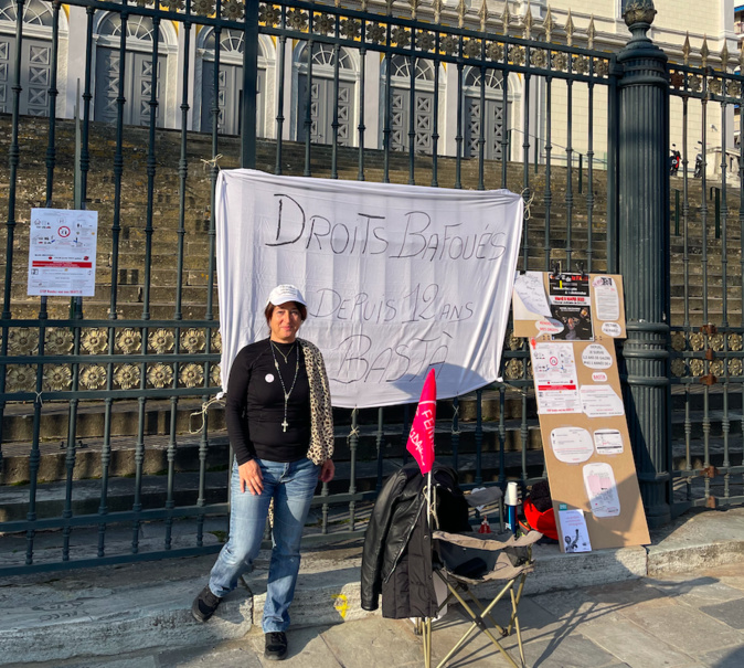 Angeline C.-F., 54 ans, s'est installée devant les grilles du tribunal de Bastia, pour entamer son premier jour de grève de la faim.