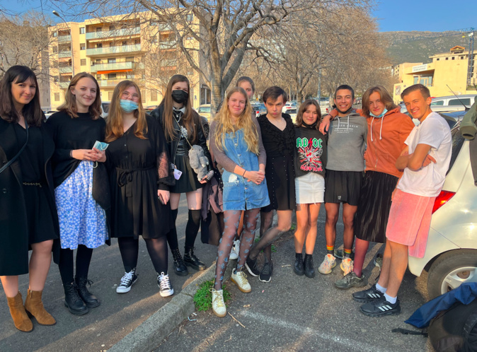 Lesia Rogliano et les élèves en jupe