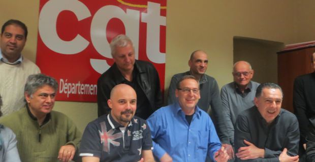 Jean-Pierre Battestini, secrétaire départemental de la CGT, entourés de responsables syndicaux.