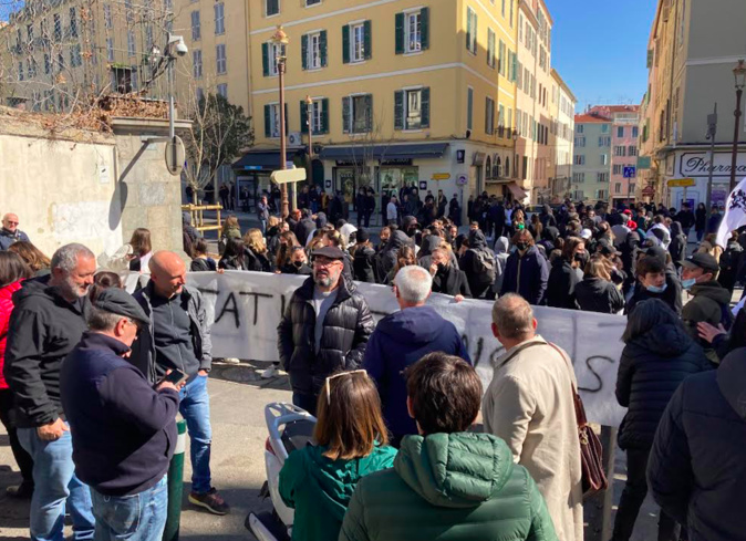 Elus nationaliste, parents d'élèves et des enseignants devant la préfecture d'Ajaccio