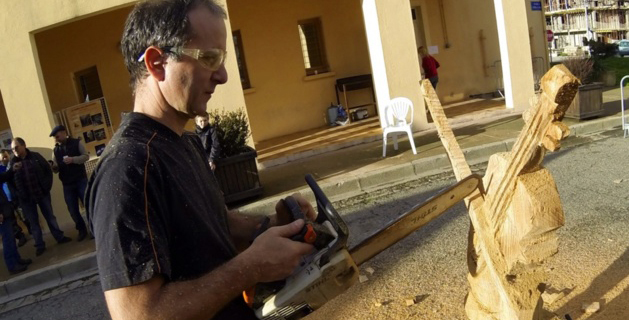 Un violon emblème de l'école Music'avvene sculpté de main de maître à la tronçonneuse. (Photo Stéphane Gamant).