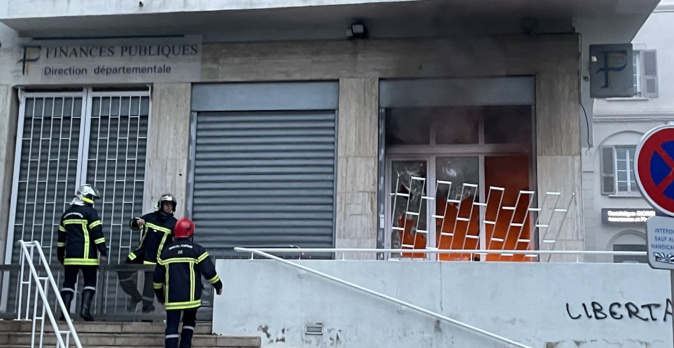 Le Centre des impôts (DGFIP) rès du rond-point du Novelty a été incendié. Le Centre des impôts (DGFIP) rès du rond-point du Novelty a été incendié.