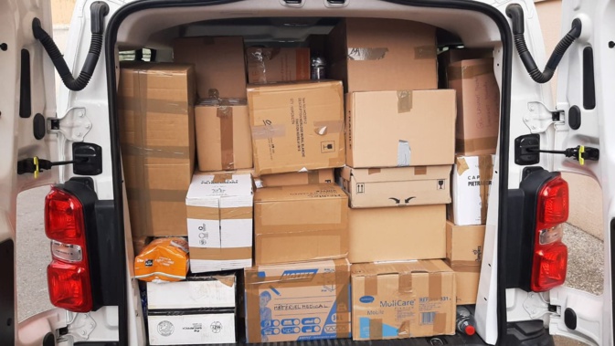 Le véhicule est rempli de matériel médical et de denrées pour les gens restés en Ukraine. Le véhicule est rempli de matériel médical et de denrées pour les gens restés en Ukraine.