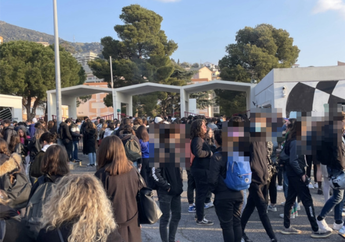 Le lycée Giocante bloqué Le lycée Giocante bloqué