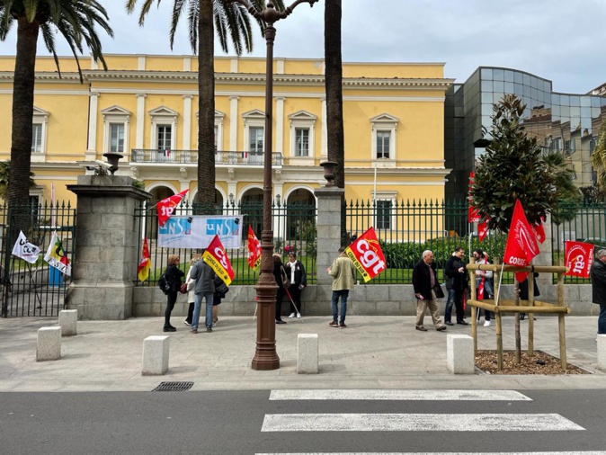 Les syndicats dans la rue à Bastia contre l'inflation et pour une revalorisation des salaires et des pensions Les syndicats dans la rue à Bastia contre l'inflation et pour une revalorisation des salaires et des pensions