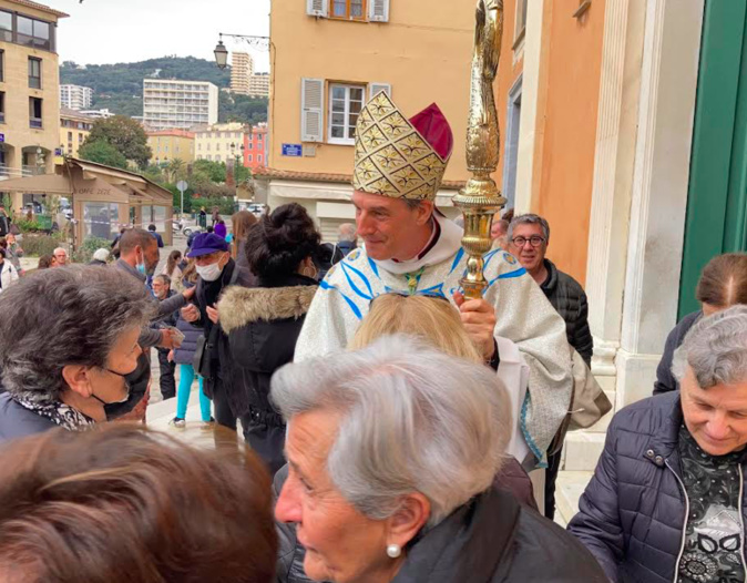 Monseigneur Bustillo, évêque d’Ajaccio pour la Corse a célébré la messe en la cathédrale. Photo Michel Luccioni