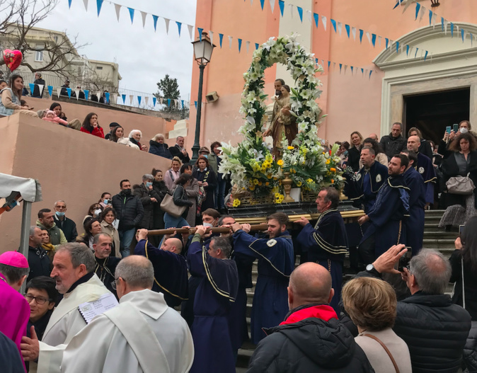 La statue sort de l'église. Crédit photo J.C. La statue sort de l'église. Crédit photo J.C.