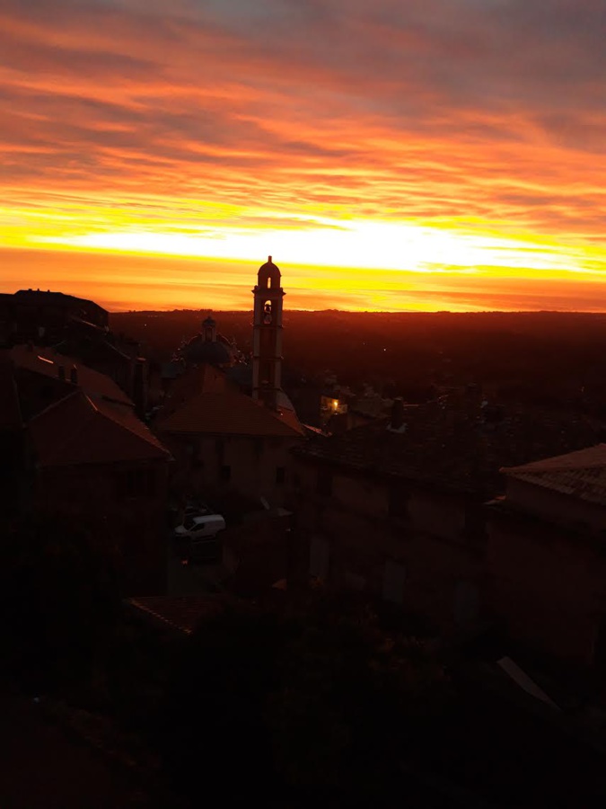 La photo du jour : lever de soleil sur Cervioni