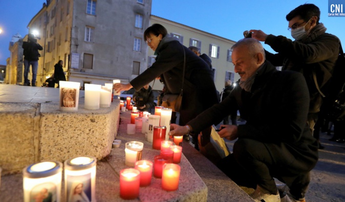 À Ajaccio, dès ce 22 mars, l'heure était au recueillement. Crédits Photo : Michel Luccioni À Ajaccio, dès ce 22 mars, l'heure était au recueillement. Crédits Photo : Michel Luccioni