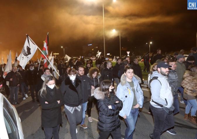 Bougies et drapeaux investissent le rond-point de l’aéroport. Photo Michel Luccioni