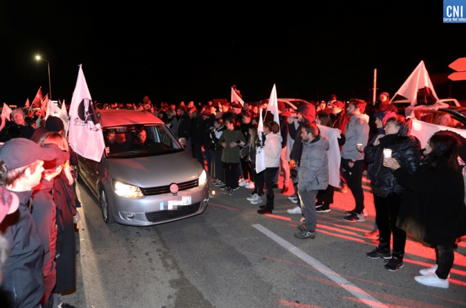 Le convoi rejoint lentement le funérarium. Photo Michel Luccioni