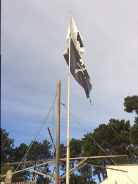 Ce sont ce pavillon de pirate et cette bandera qui ont attiré le kayakiste. (Photo Stéphane Gamant).