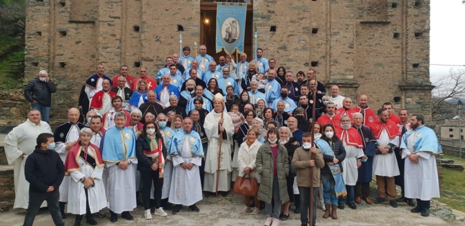 Les confréries rassemblées autour de l'évêque de l'Eglise de Corse