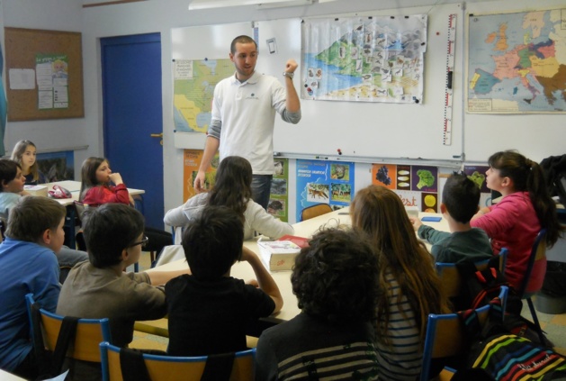 Matteu Quiricioni et les élèves de l'école Sandreschi de Corte à  l'écoute de la séance 2