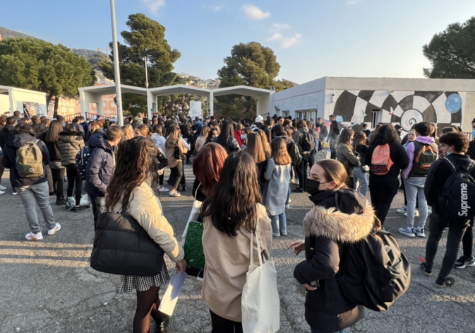 Des élèves devant le lycée Giocznte de Casabianca à Bastia Des élèves devant le lycée Giocznte de Casabianca à Bastia