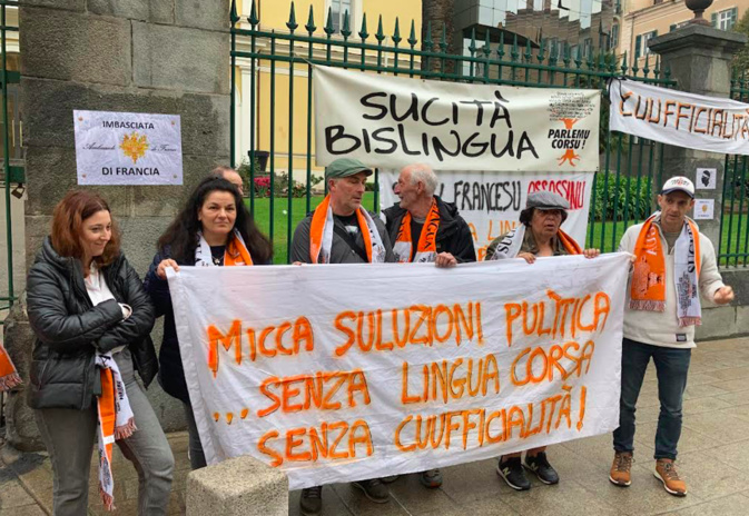 Le collectif devant la préfecture. Photo Michel Luccioni Le collectif devant la préfecture. Photo Michel Luccioni