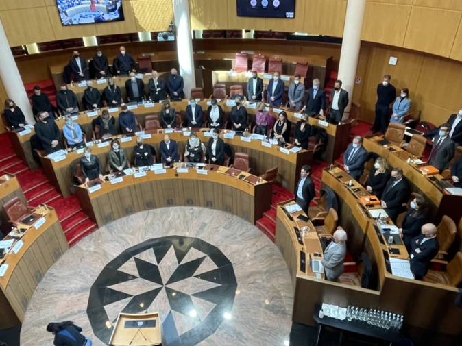 Une minute de silence observée par tout l’hémicycle pour l’assassinat d’Yvan Colonna. Une minute de silence observée par tout l’hémicycle pour l’assassinat d’Yvan Colonna.