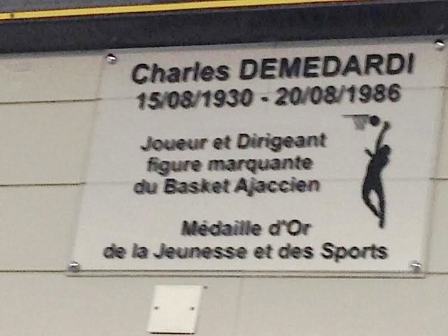 La plaque commémorative La plaque commémorative