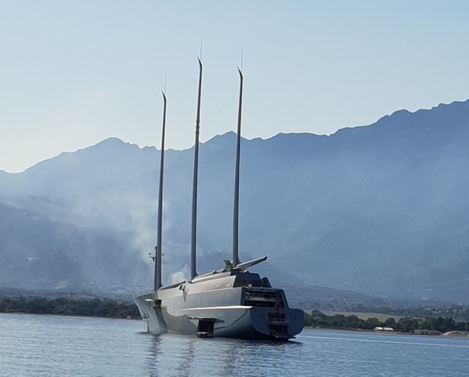 Le "Sailing Yacht", le plus grand yacht à voile du monde au large d'Osari en 2018 pourra s'amarrer dans le golfe de Saint-Florent grâce aux coffres d'amarrages. Crédits Photo : Amandine Morat