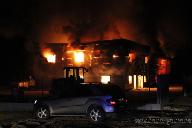 Le hangar était la proie des flammes hier au soir. (Photo SG) Le hangar était la proie des flammes hier au soir. (Photo SG)