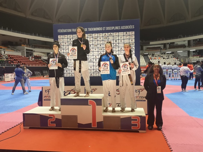 Médaille de Bronze pour Francesca-Maria Franceschi (en survêtement bleu) Médaille de Bronze pour Francesca-Maria Franceschi (en survêtement bleu)