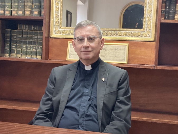 Le Père Jean-Yves Coeroli, Vicaire général du diocèse d’Ajaccio, entend bien mener à terme le projet de nouvelle église pour Porticcio. Photo : Julia Sereni