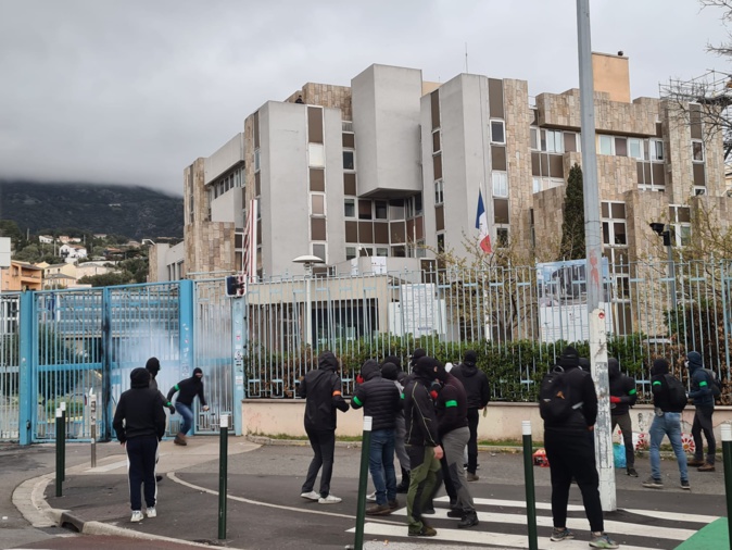 Le début des affrontements Le début des affrontements