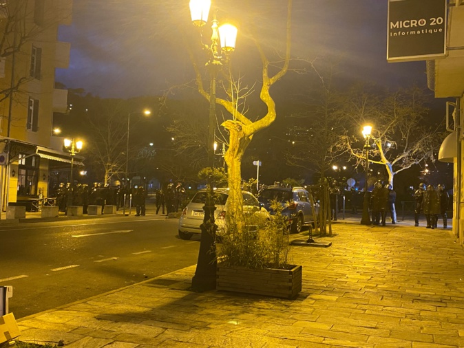 Les forces de l'ordre avenue Sebastiani Les forces de l'ordre avenue Sebastiani