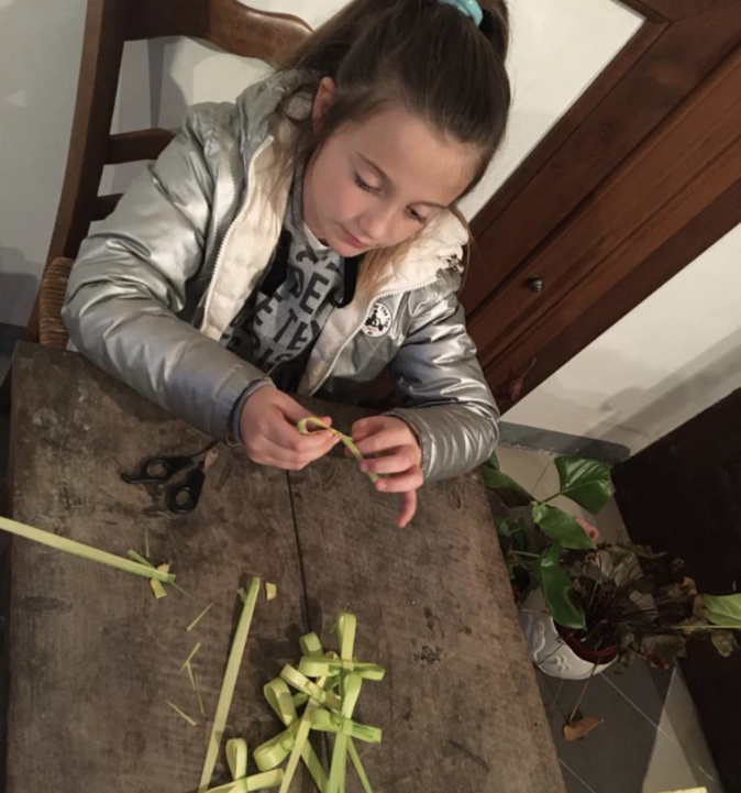 La petite Marie a déjà appris à tresser les crucette La petite Marie a déjà appris à tresser les crucette