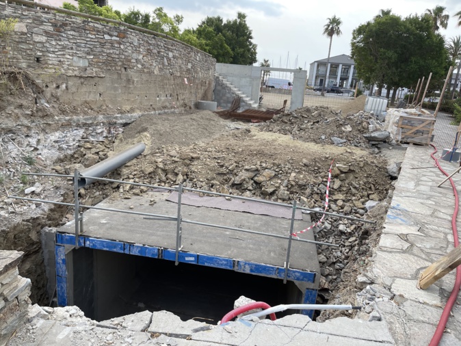 Les cadres de béton de 5 mètres de large et 2,5 mètres de haut ont été placés Les cadres de béton de 5 mètres de large et 2,5 mètres de haut ont été placés